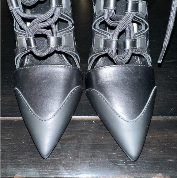 Authentic Louis Vuitton Black Streamline Heels - Picture 3 of 14